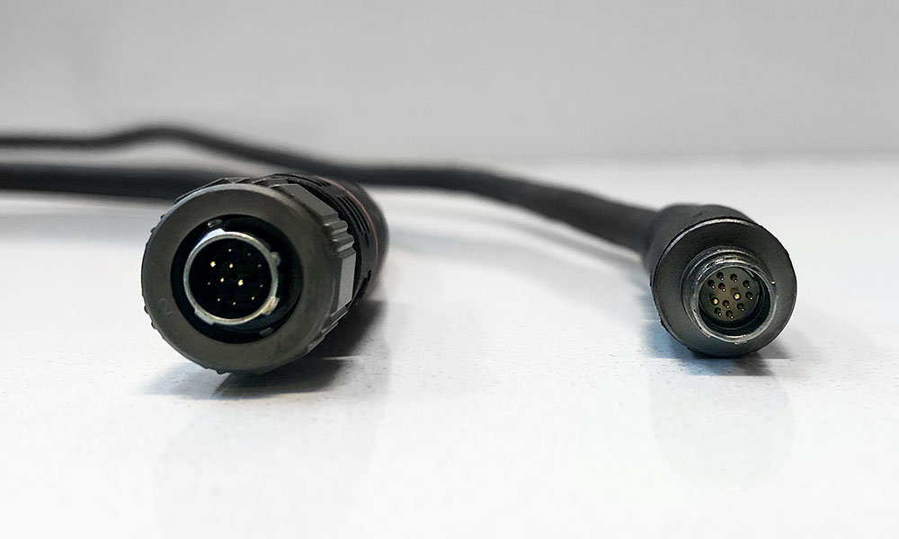 Left: New 26AWG cable with bayonet connectorRight: Previous cable with push-pull connector